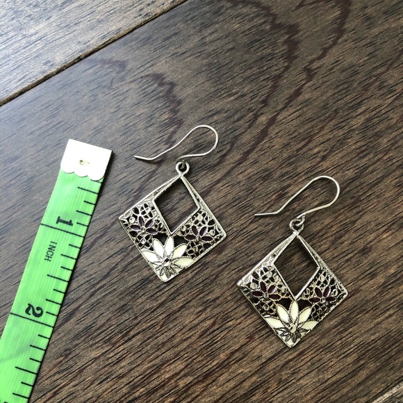🌻3/$15 free shipping Flower silver earrings - Picture 2 of 2